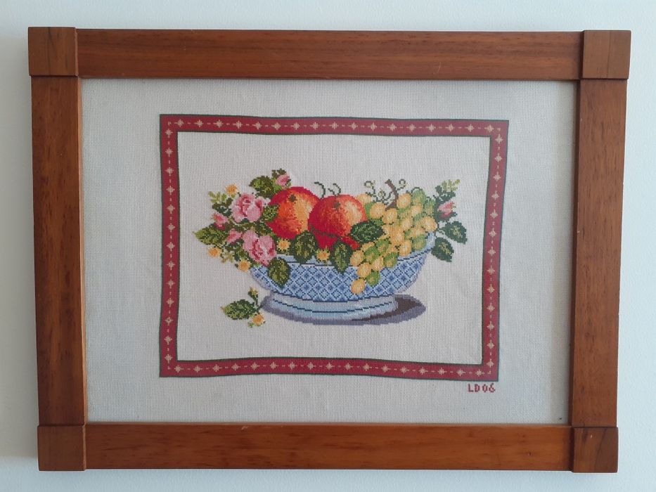 Quadro para cozinha com cesto de flores.