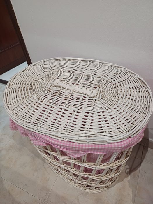 Cesto de roupa branco