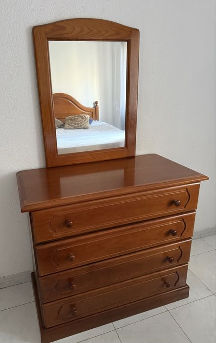 Cama 140x 190, mesa de cabeceira, camiseiro e comoda com espelho