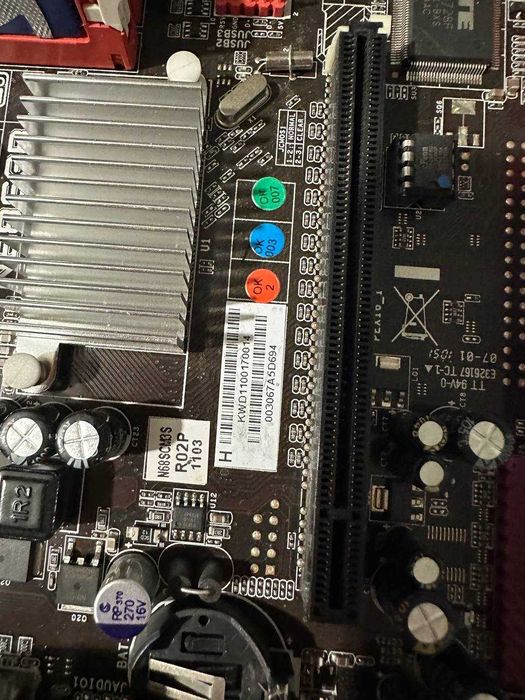 материнская плата n5863b процессор radeon kingston ram8gb  куллер есть