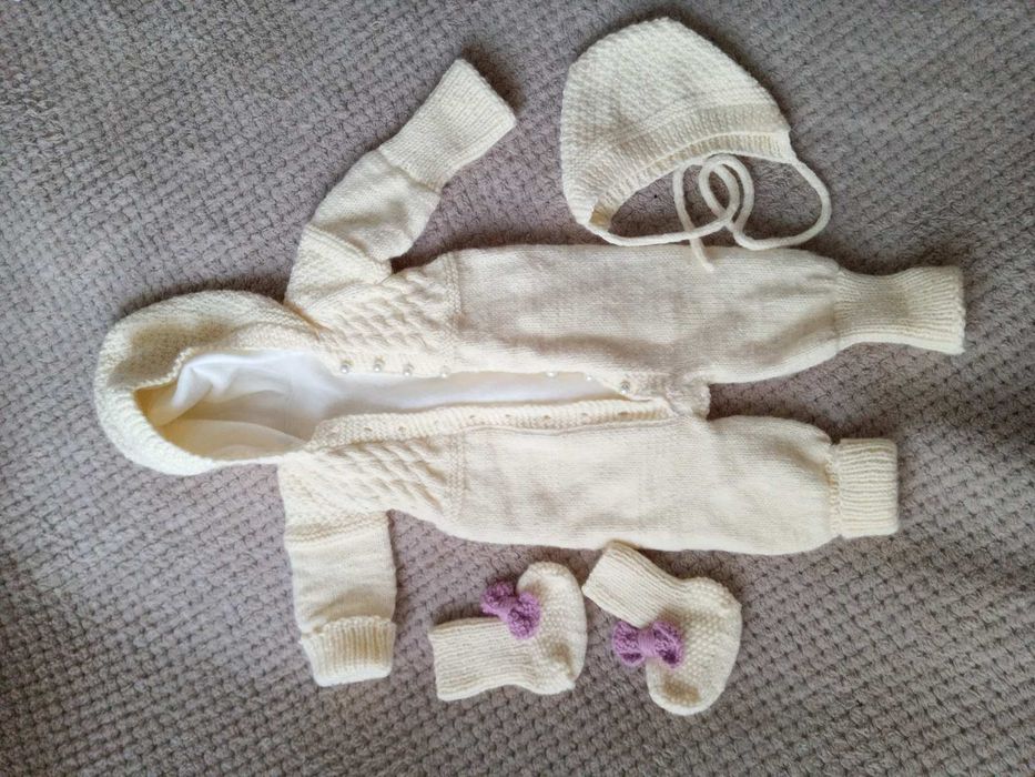 Вязаний комплект на виписку, пінетки чоловічок, комбез Вязаный комплек