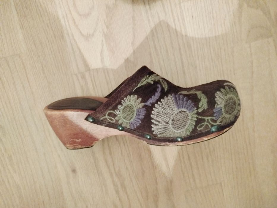 Socas em Pele Genuína com Bonitos Bordados e base em Madeira