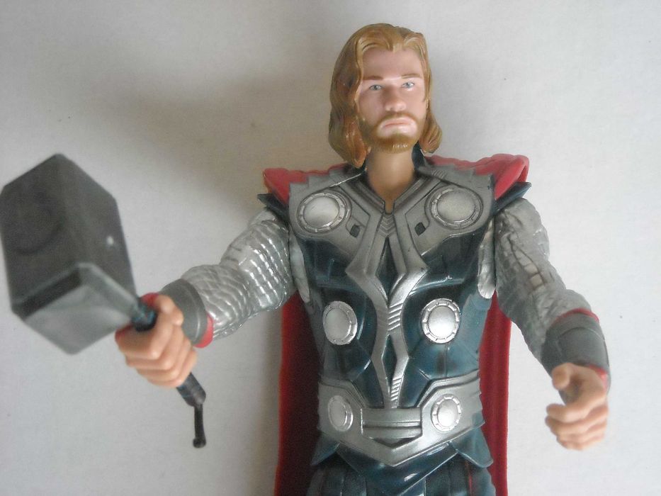 Boneco Figura Thor articulado com martelo Marvel 2011