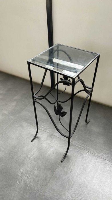 Metalowy stolik pomocniczy ze szklanym blatem loft vintage
