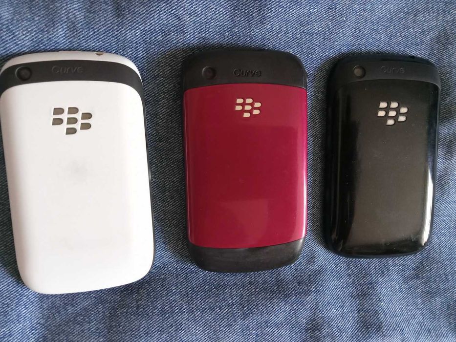 Кнопочный телефон с кверти клавиатурой.