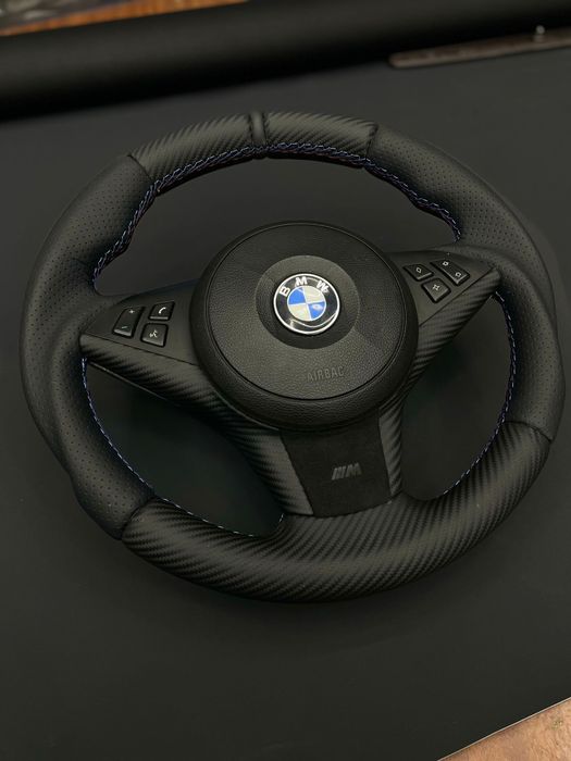 Apresentamos  volante BMW E 60  estofado em pele perfurada e carbono,
