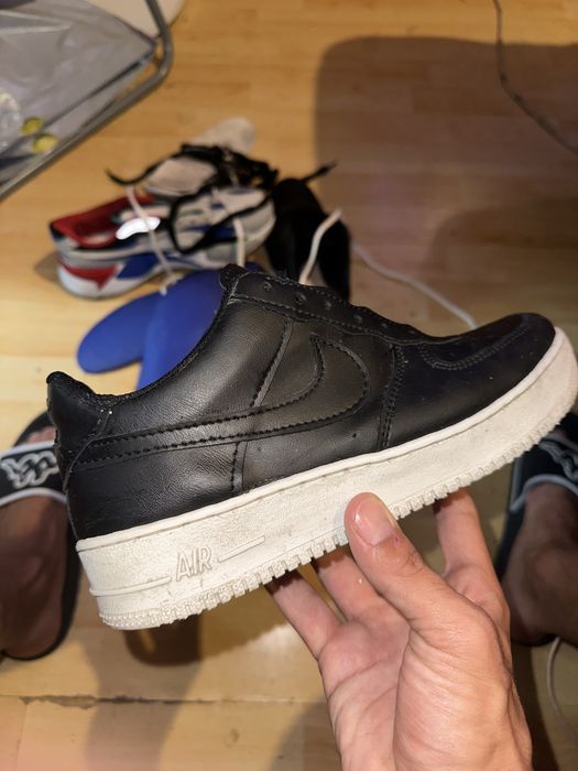 Nike Air Force 1 pretos com uma sola branca