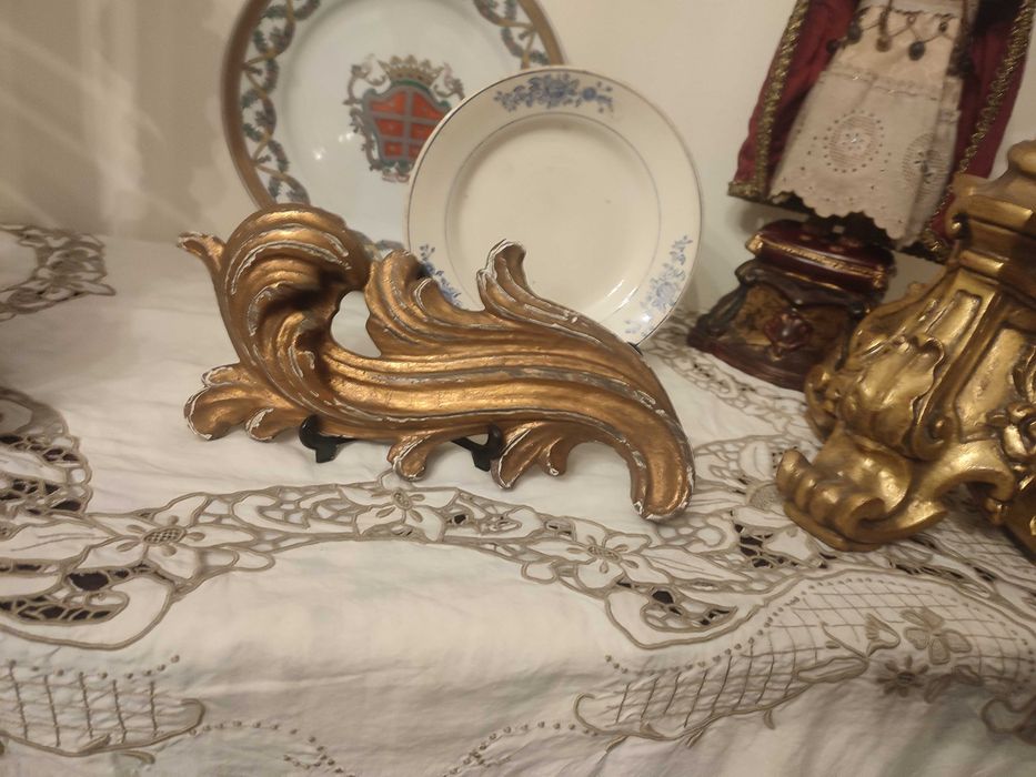 Prato decorativo com brasão em tons de dourado