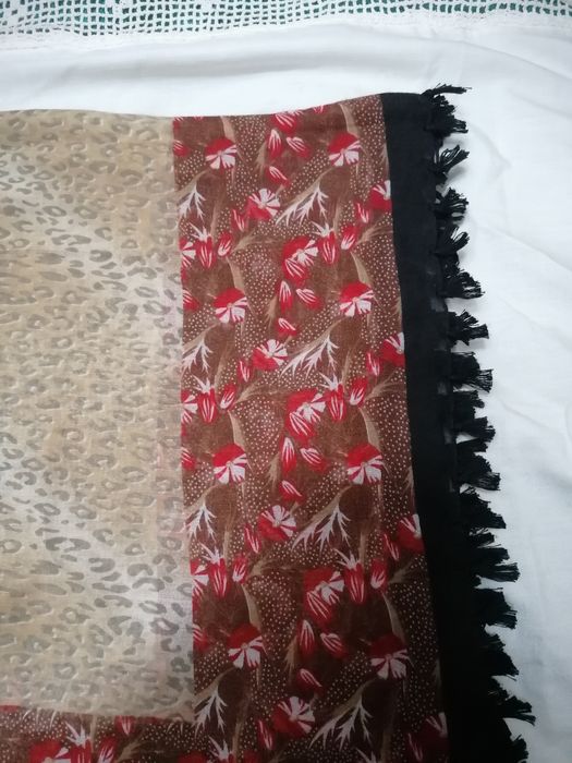 Lenços antigos de cabeça e ombros