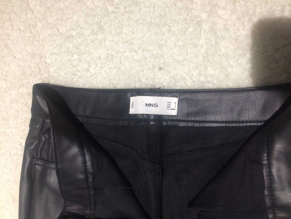 Calças imitação de pele pretas.