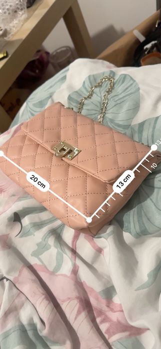 Mała różowa torebka na łańcuszku pikowana