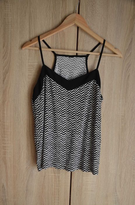 Top na ramiączkach czarno biały w paski zygzaki elegancki M 38