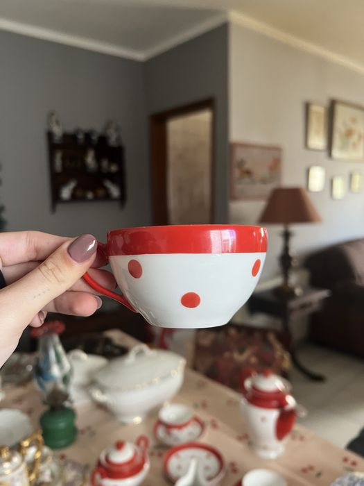Vista Alegre | Serviço de Café  | Padrão Vermelho com Bolinhas