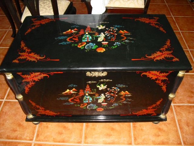 Baú Arca chinês com aplicações em latão