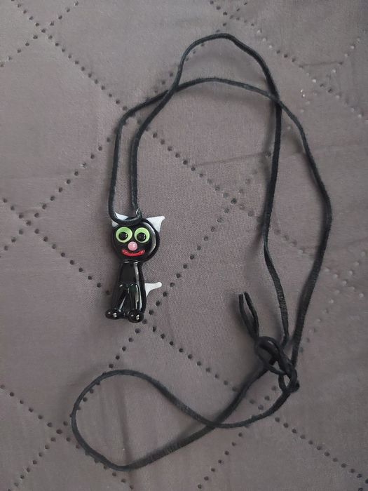 Wisiorek na rzemyku ze szklanym kotem