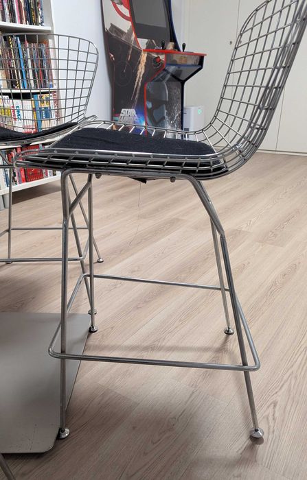 Mesa alta de vidro BO Concept e 4 bancos Bertoia