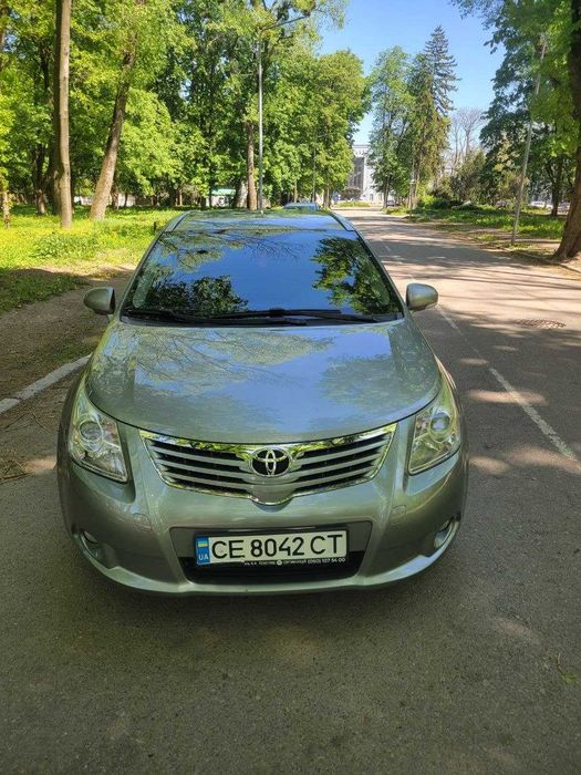 Toyota avensis 2011 рік