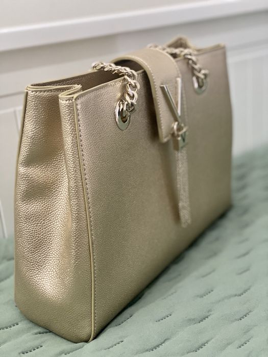 Mala Valentino dourada.