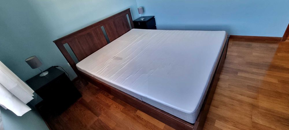 Cama madeira ikea com colchão e 2 criados mudos