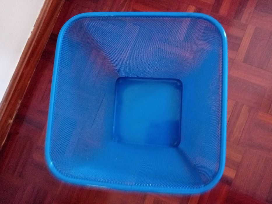 Cesto de papéis metálico azul IKEA