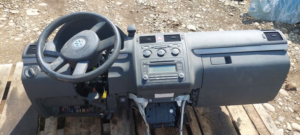 Панель торпеда Volkswagen Touran.