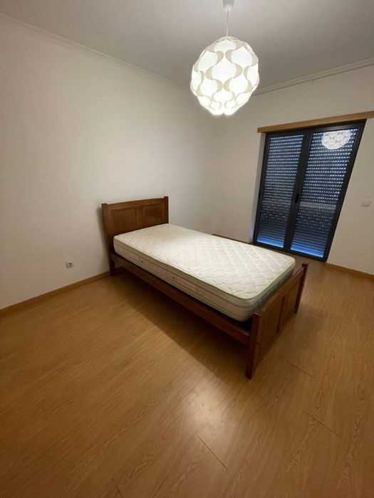 Cama de solteiro com colchão – 150€