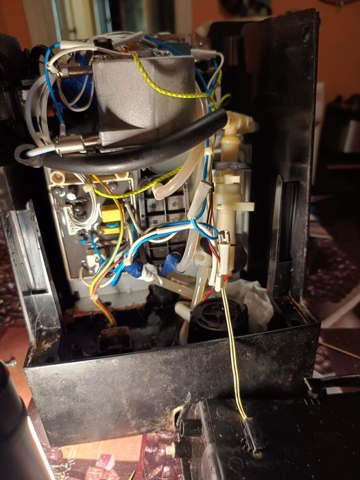 Продам кофемашину рожковая Zelmer ZCM2184X на запчасти.