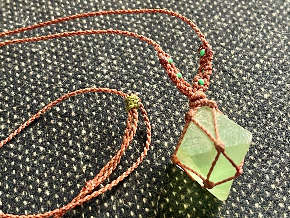 Colar em macramé com pedra natural bruta verde-clara.