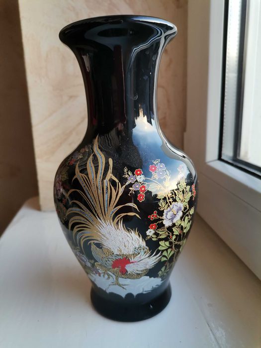 Czarny wazon z kogutem