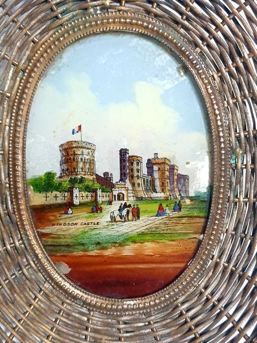 antigo cesto em metal dourado com pintura reversa do Windsor Castle