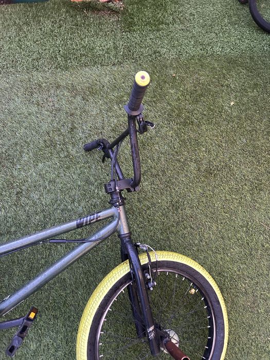 BMX cizenta com pneus verdes