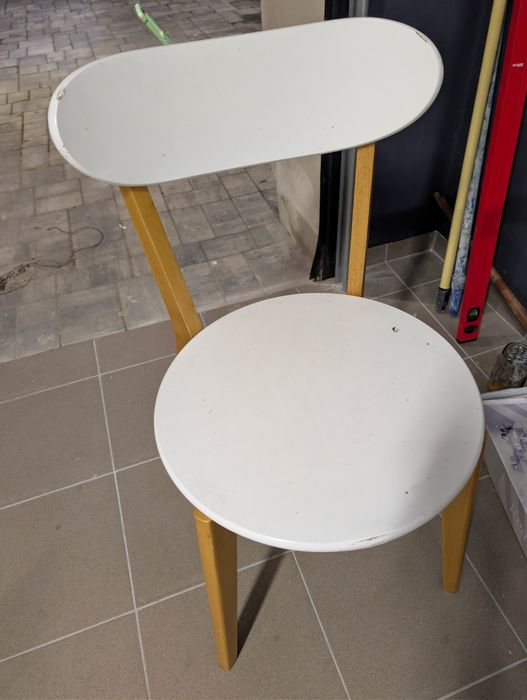 Krzesło białe, drewniane nogi