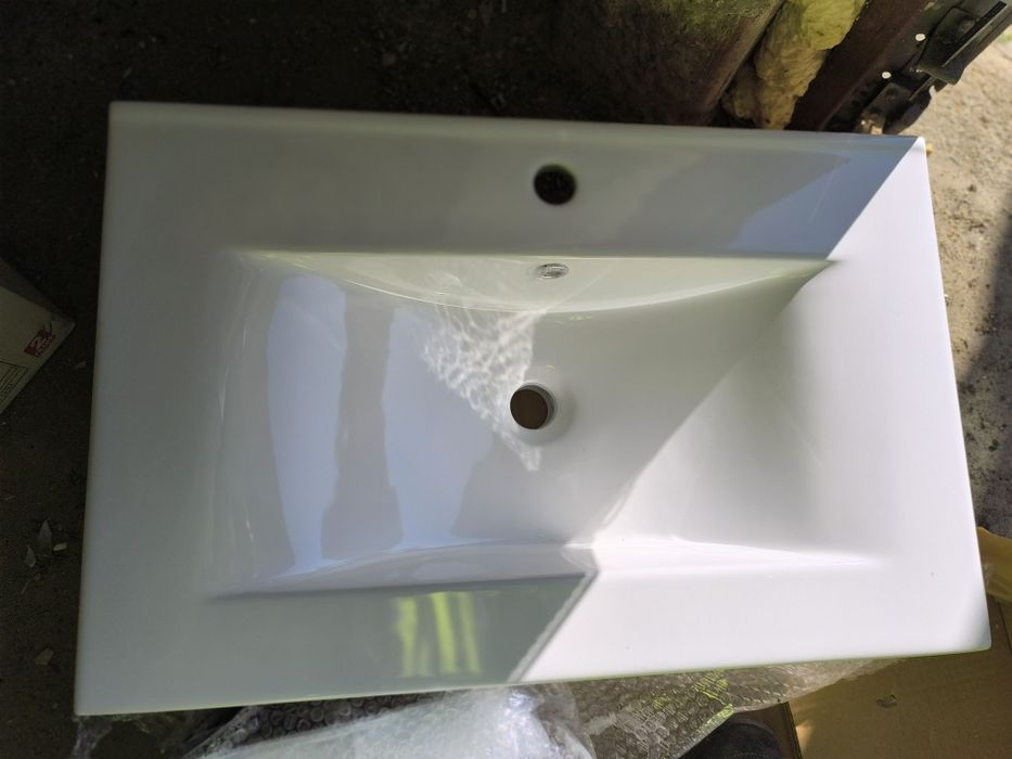 2 Bacias de casa de banho novas.