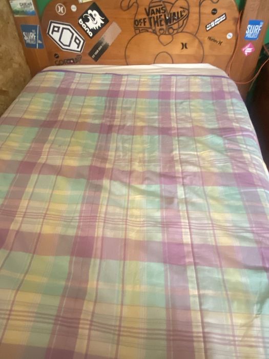 Cama de solteiro em madeira