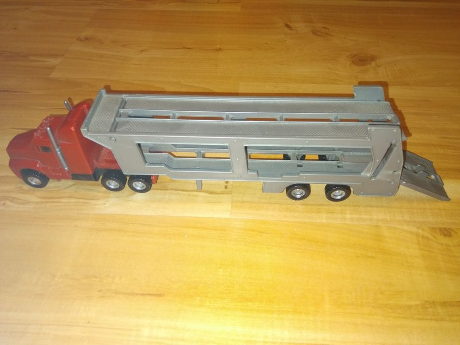 Plastikowe auto z lawetą