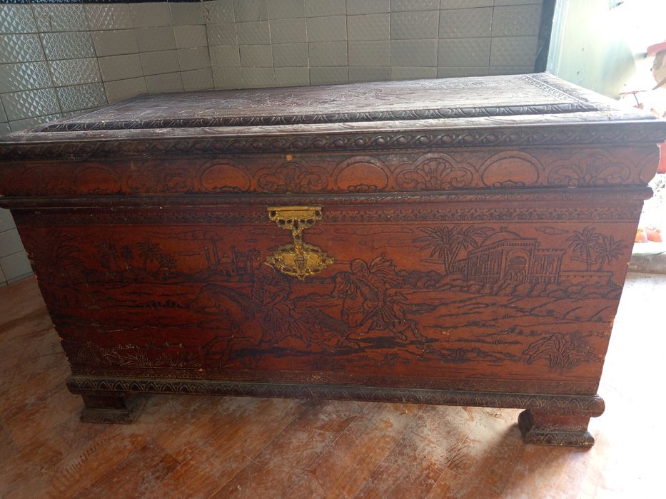 Arca esculpida com gravuras