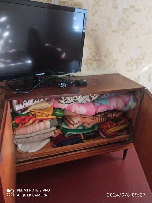 Продам трюмо с зеркалом и тумбочку