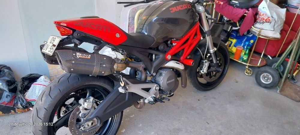 Ducati Monster com muitos extras