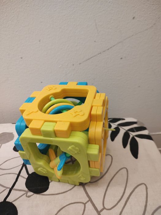 Kostka interaktywna, grzechotka, zabawka dla maluszka, wiele funkcji