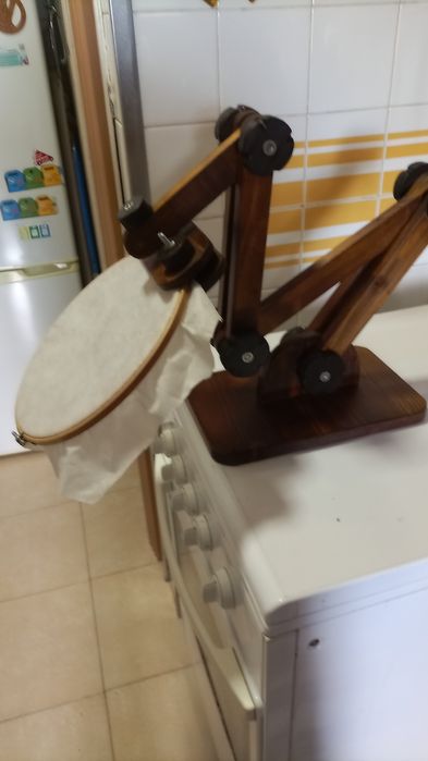 Base articulada de chão ou mesa para aro de bordar