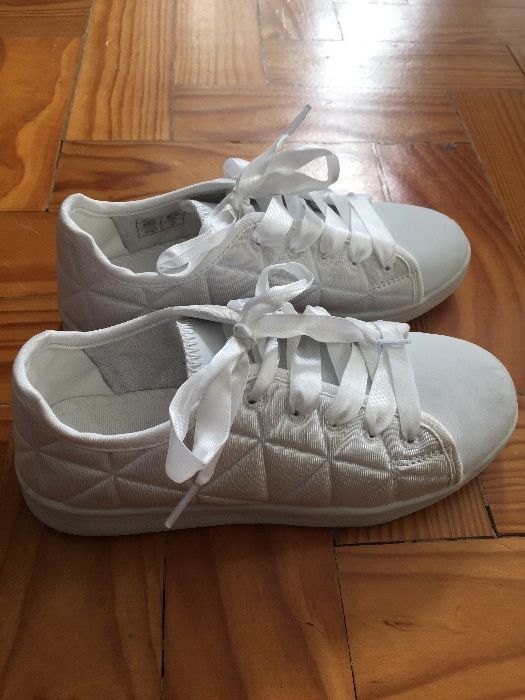 Tenis brancos com atacadores em cetim