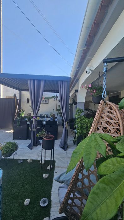 Casa com piscina e zona de lazer e relaxamento e de refeições