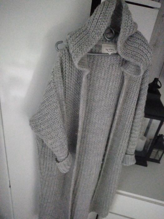 Długi szary sweter z kapturem by o la la