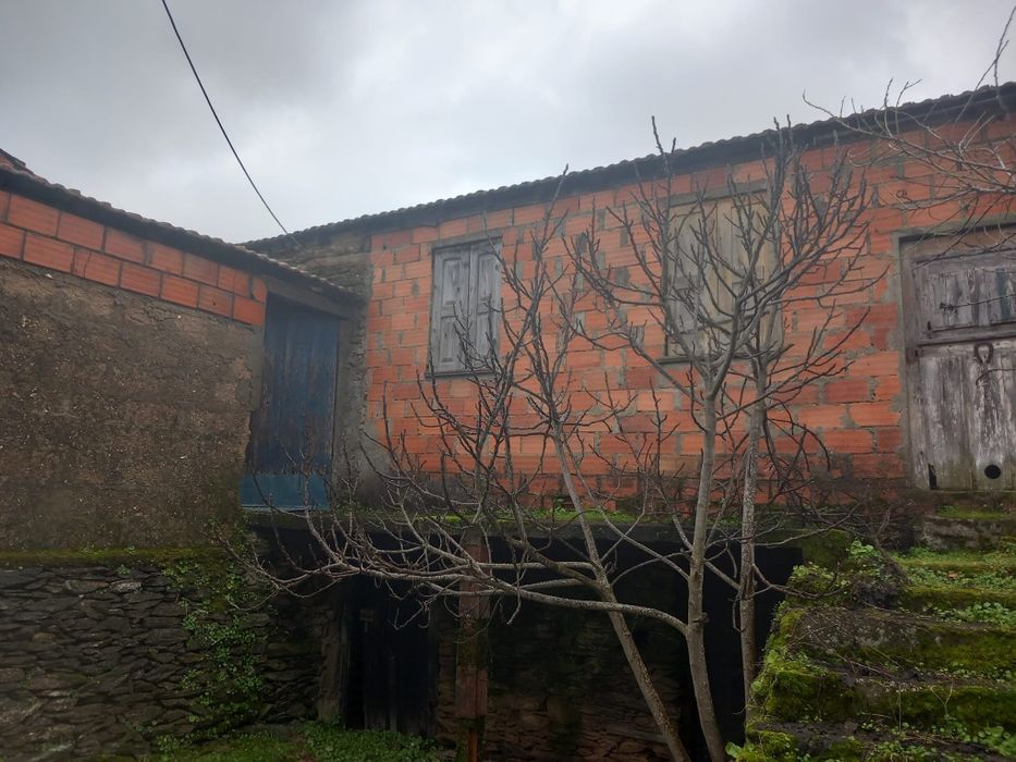 Vende-se Casa com Anexos e Quintal. APROVEITE AGORA.