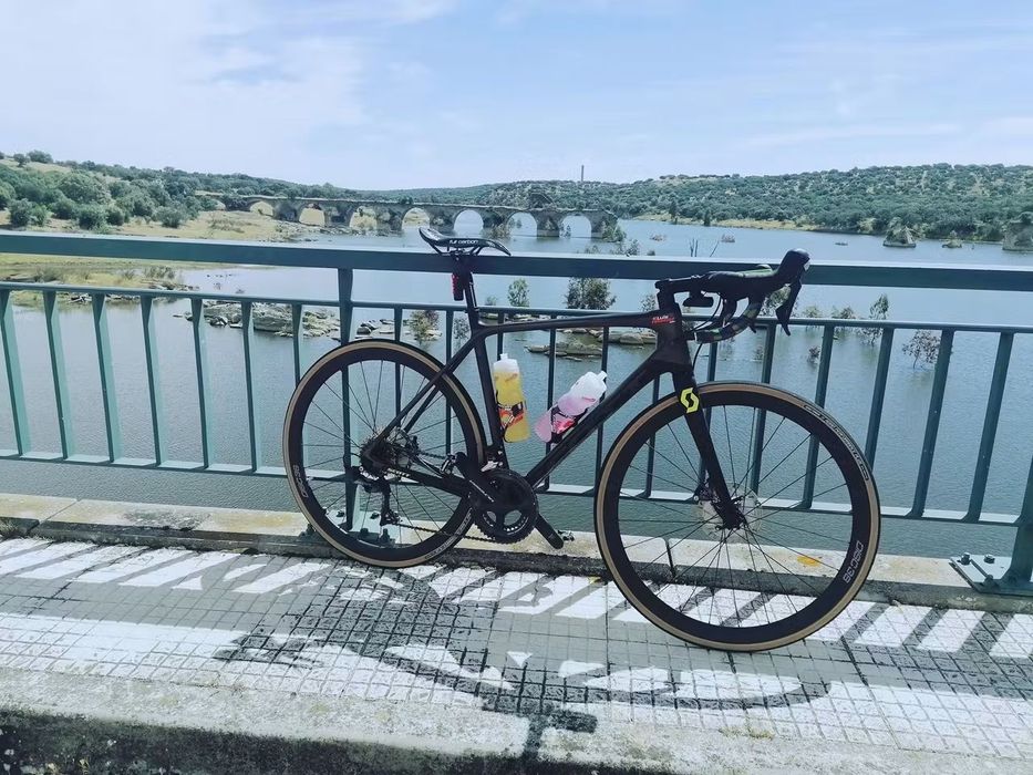 Bike de estrada toda em carbono impecável