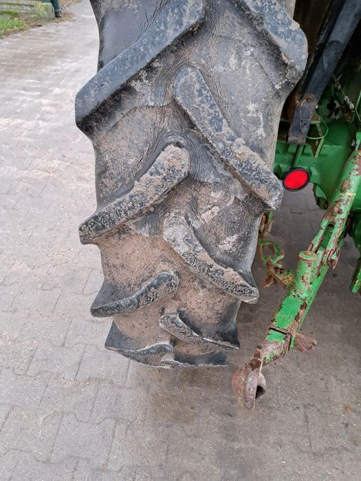 Ciągnik John Deere 2130 z ładowaczem czołowym Quicke