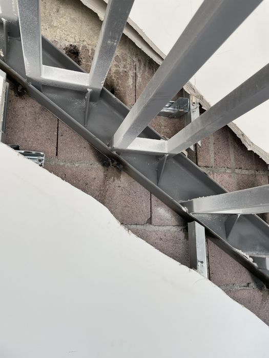 Escadas metalicas suspensas