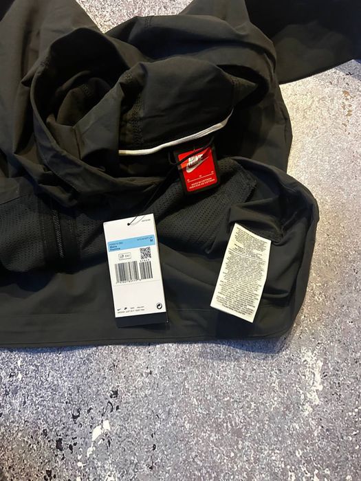 легка куртка Nike tech Woven