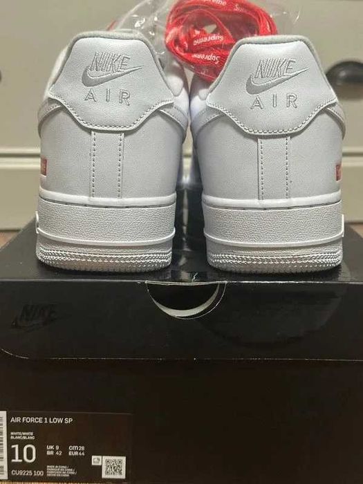 białe, codzienne trampki