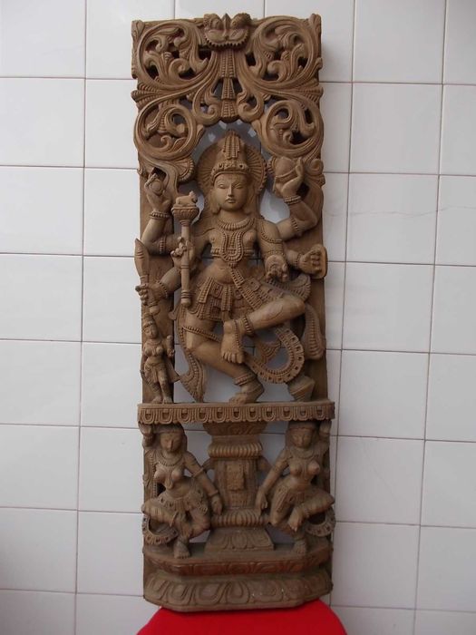 Painel de madeira vintage esculpido à mão de uma divindade, Vasudhārā.